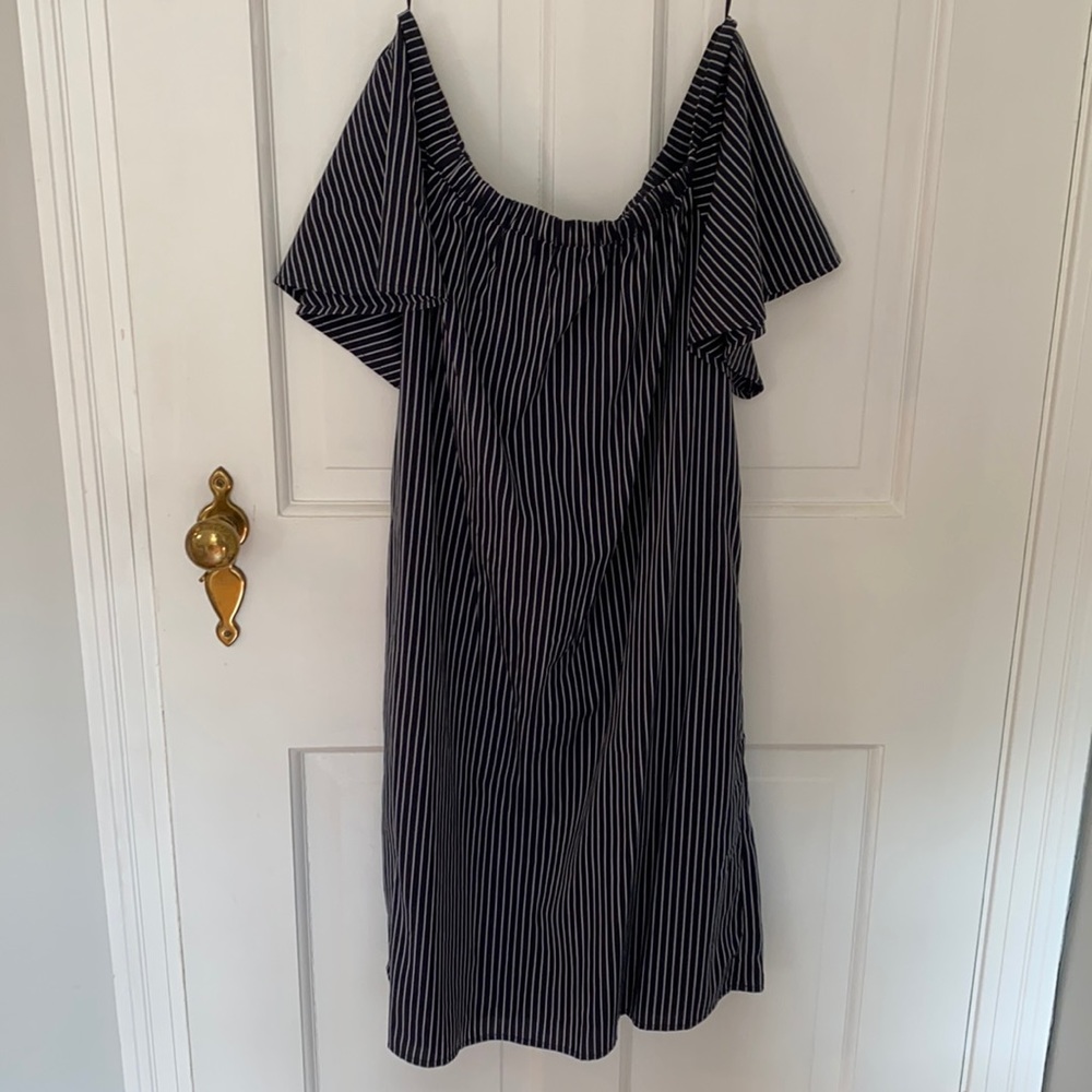 Banana Republic. Off shoulder. Navy and White. S.